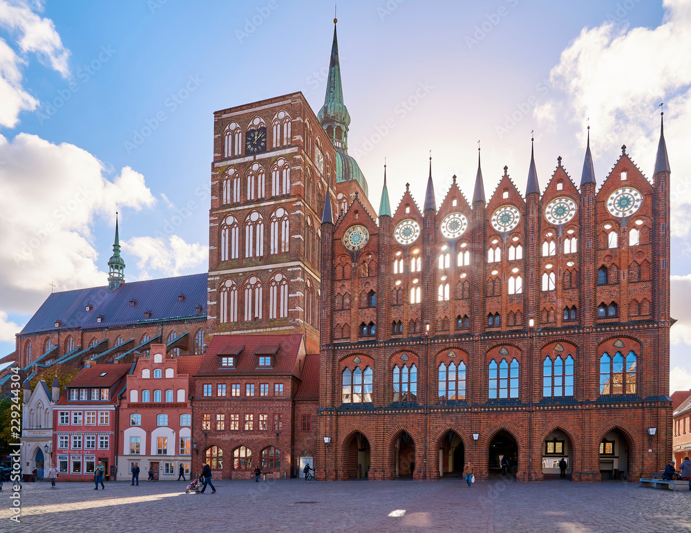 Fototapeta premium Das Rathaus am Alten Markt in Stralsund