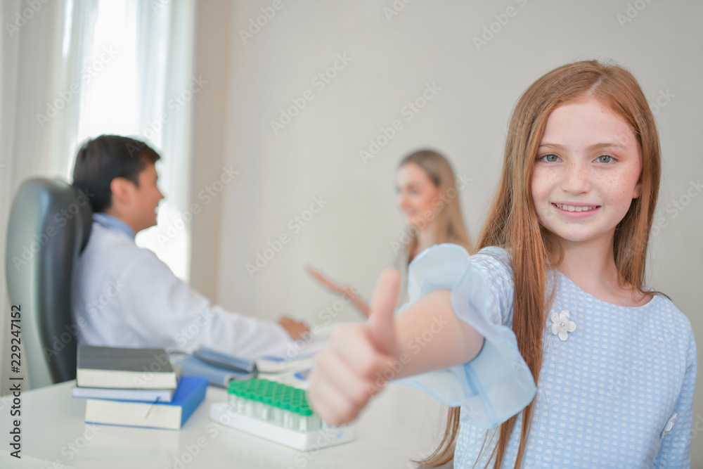 Obraz premium Health Concepts. The doctor is examining the health of the child. Parents take the child to the doctor at the hospital.