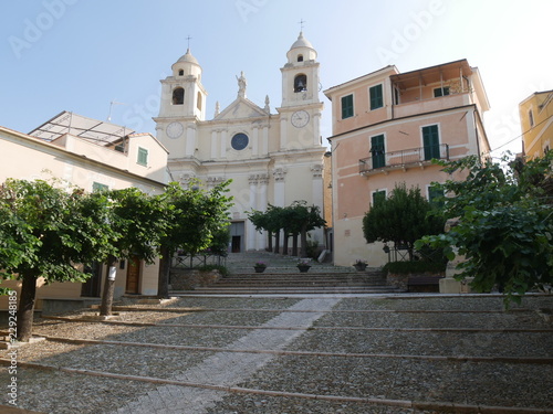 Borgio - piazza e chiesa di San Pietro