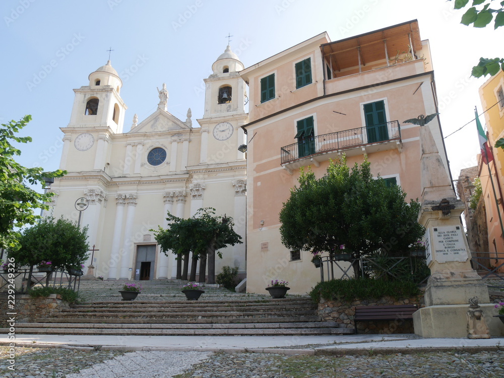 Borgio - piazza e chiesa di San Pietro