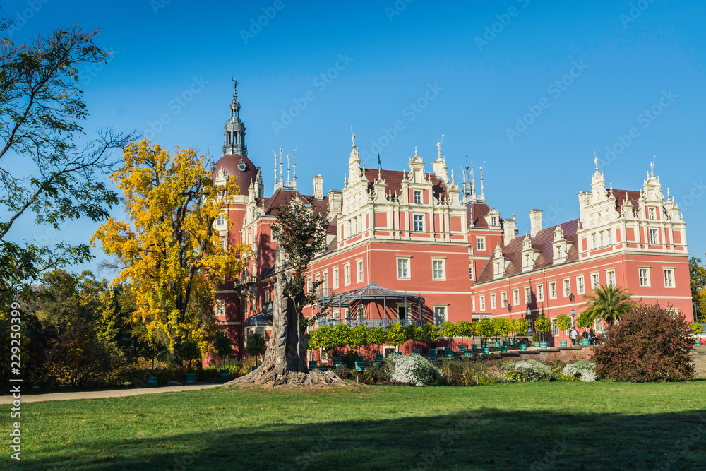 Fototapeta premium Przepiękny zamek i ogrody - Fürst Pückler Park w Bad Muskau