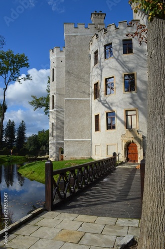 Zamek w Karpnikach, boczne wejście, Karpniki, Polska