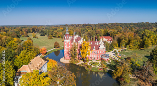 Przepiękny zamek i ogrody - Fürst Pückler Park w Bad Muskau - z lotu ptaka photo