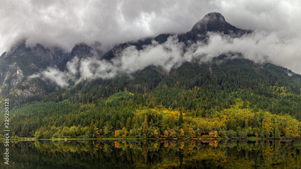 The fall is coming at the Silver Lake in Silver Lake Provincial Park, British Columbia, Canada - obrazy, fototapety, plakaty 
