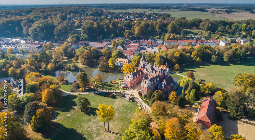 Przepiękny zamek i ogrody - Fürst Pückler Park w Bad Muskau - z lotu ptaka
