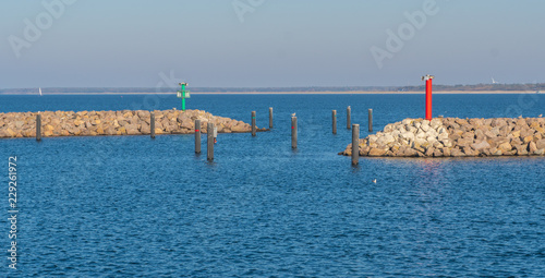Hafeneinfahrt mit Mole und Seezeichen