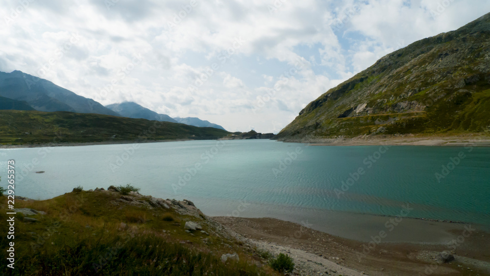 Splügenpass mit dem Stausee Monte Spluga und umliegenden Bergen im Sommer