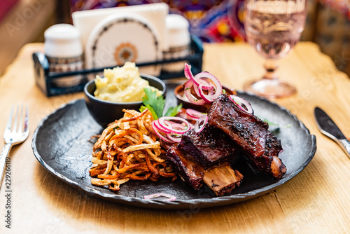 grilled ribs with cabbage