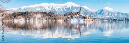 Obraz na płótnie Lake Bled with Bled Island and Castle at sunrise in winter, Slovenia w salonie