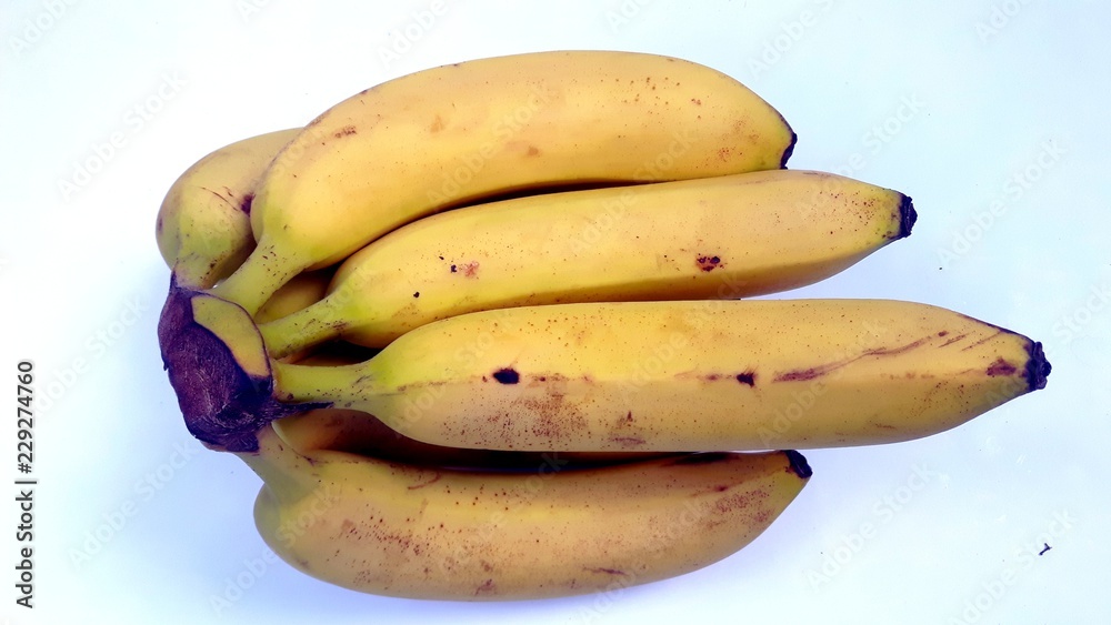 grappe de bananes sur un fond blanc