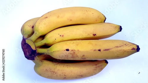 grappe de bananes sur un fond blanc