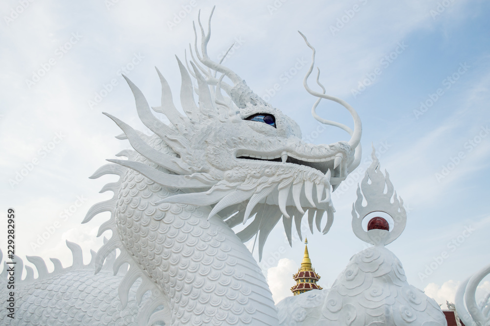 Φωτογραφία The beautiful Chinese dragon sculpture of Wat Huay Pla Kung temple in Chiang Rai province of Thailand