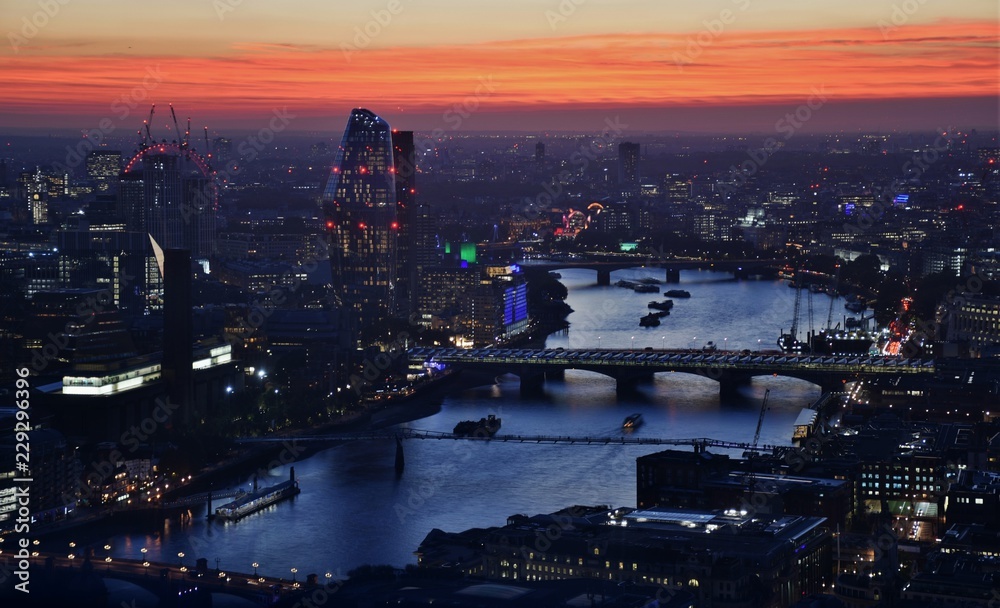 Φωτογραφία The skyline of London, England at sunset, including the River Thames, Tate Modern, and One Blackfriars