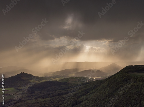 Regenwolken bei Sonnenaufgang - Luftaufnahme