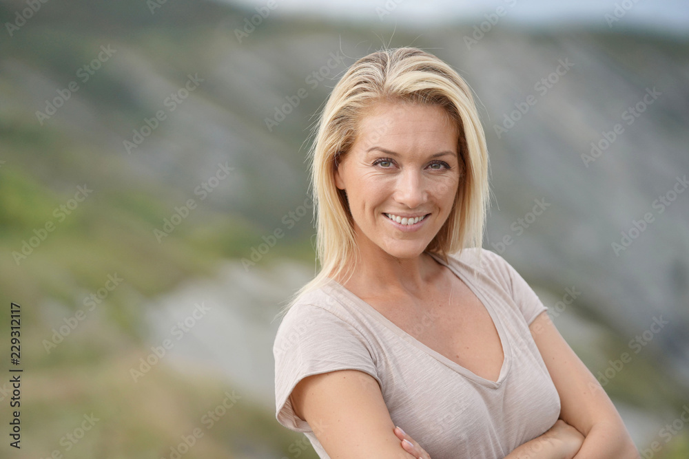 Obraz premium Portret pięknej 40-letniej blond kobiety