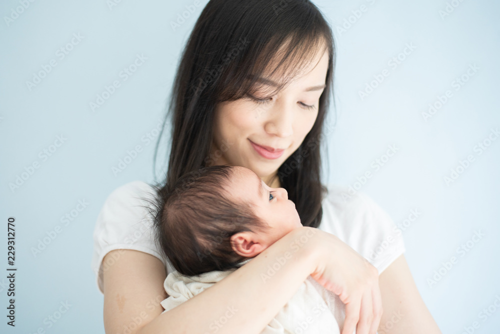赤ちゃんを抱いた女性