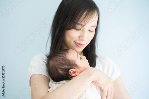 赤ちゃんを抱いた女性