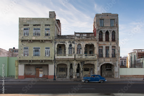 Casa vieja junto al Malecón de La Habana Cuba