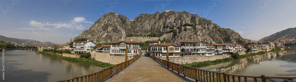 Amasya is known the typical Ottoman buildings. Here in particular a glimpse at the Old Town 