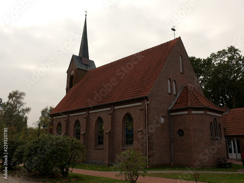Kirche Ostfriesland im Herbst