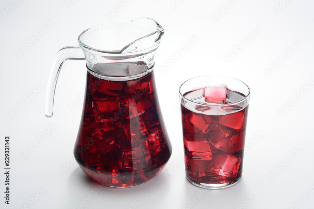 Limonada o tinto de verano en una jarra y un vaso con hielos Limonada o tinto de verano en una jarra y un vaso con hielos