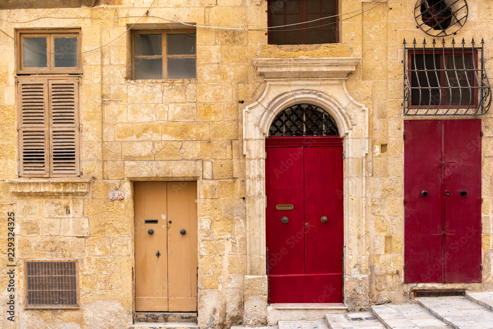 Türen und Hausfassade in Valletta