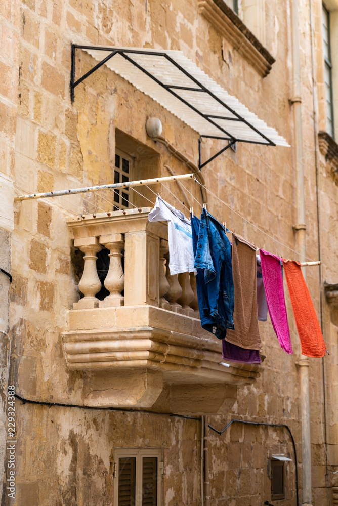 Historische Häuser Fassaden in Valletta Malta mit Balkon Erker