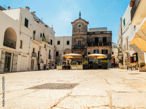 Fototapeta Naklejka Na Ścianę i Meble -  Little square in the medieval center of the white village of Cisternino