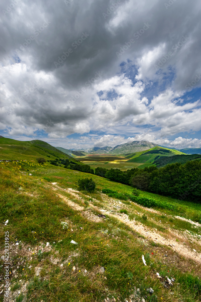 Sentieri di montagna con veduta sulla vallata di Castelluccio di Norcia