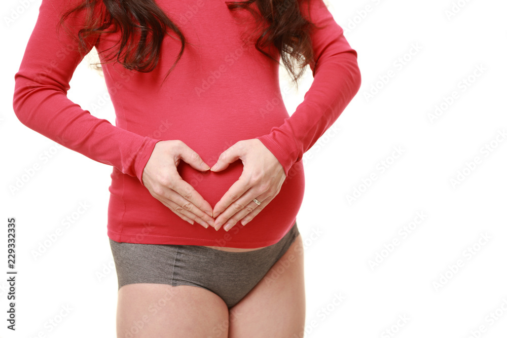 custom made wallpaper toronto digitalお腹の上に両手でハート型をつくる赤いシャツを着た臨月の妊婦