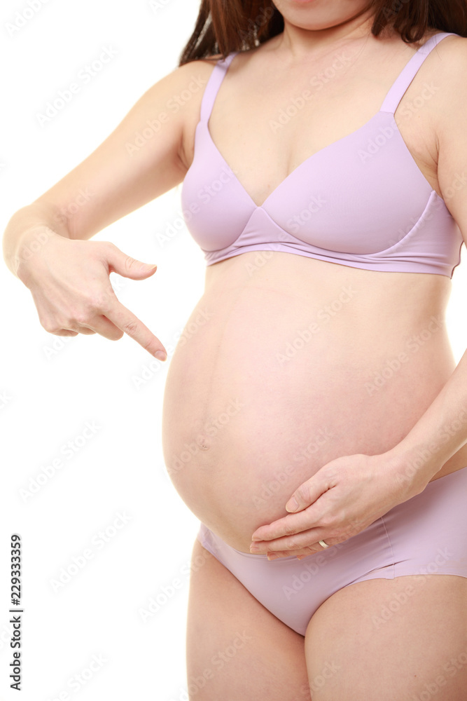 妊娠していることをアピールする薄紫色の下着を着た臨月の妊婦 妊娠していることをアピールする薄紫色の下着を着た臨月の妊婦