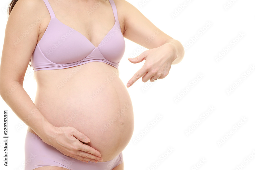 妊娠していることをアピールする薄紫色の下着を着た臨月の妊婦 妊娠していることをアピールする薄紫色の下着を着た臨月の妊婦
