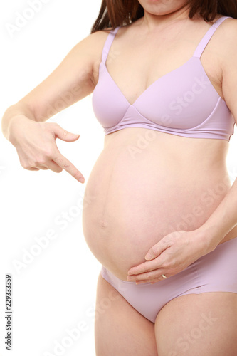 Wallpaper Mural 妊娠していることをアピールする薄紫色の下着を着た臨月の妊婦 Torontodigital.ca