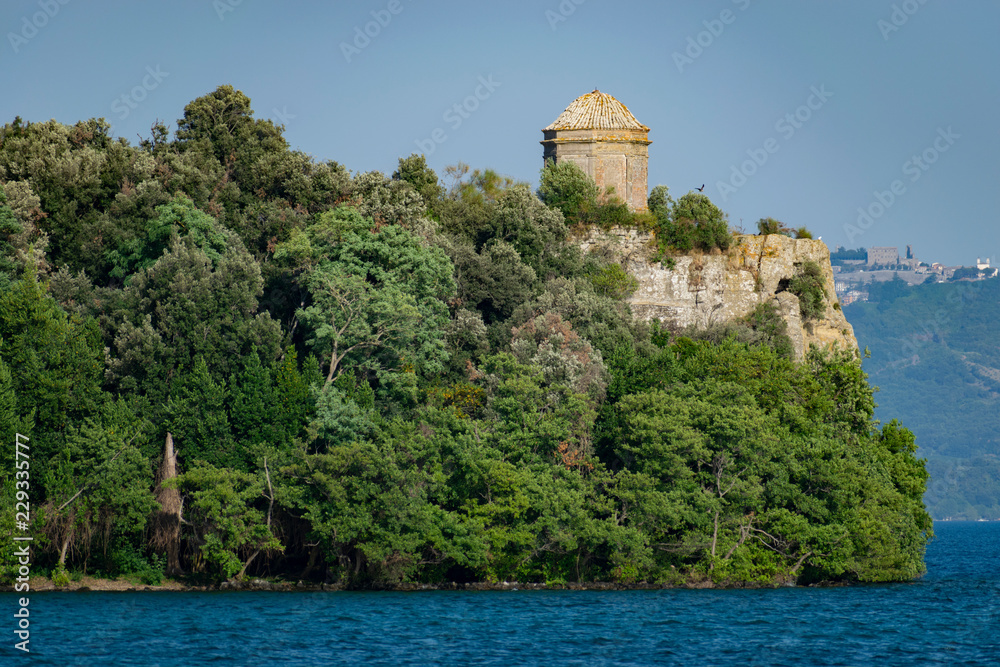 Antica chiesetta sulla punta dell'Isola Bisentina nel Lago di Bolsena