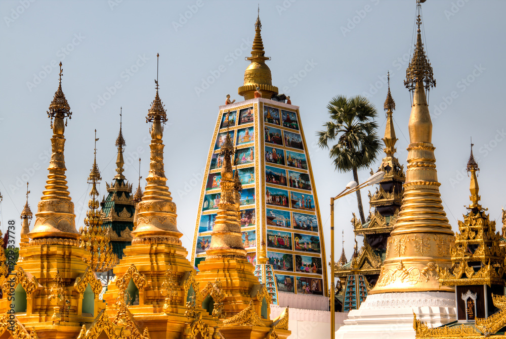 Fototapeta premium The impressive golden Shwedagon Pagoda is one of the most famous temples in Yangon, the capital of Myanmar 