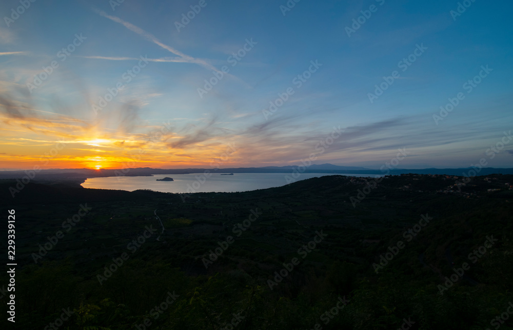 Panoramica del lago di Bolsena al tramonto