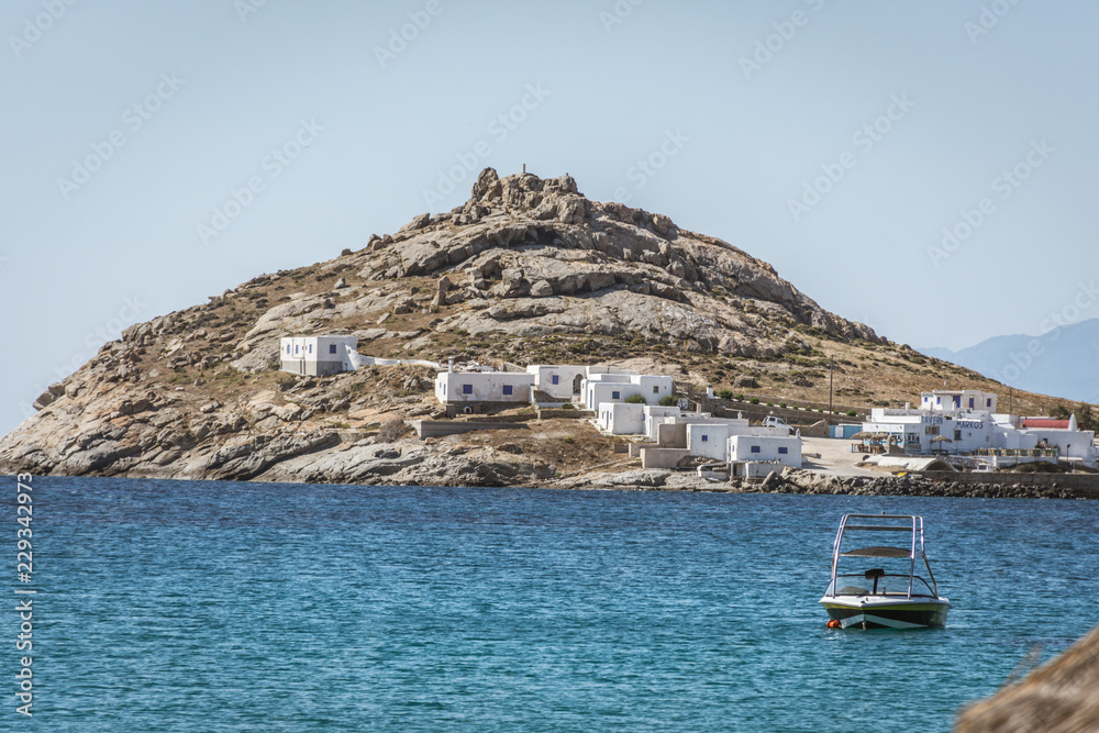 Obraz premium view of isle in front of the beach in mykonos