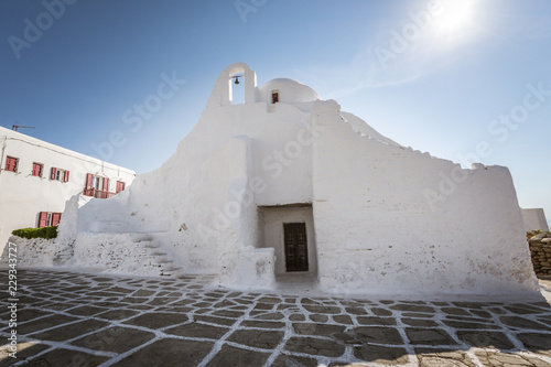 Fototapeta Naklejka Na Ścianę i Meble -   walking through the streets of Mykonos
