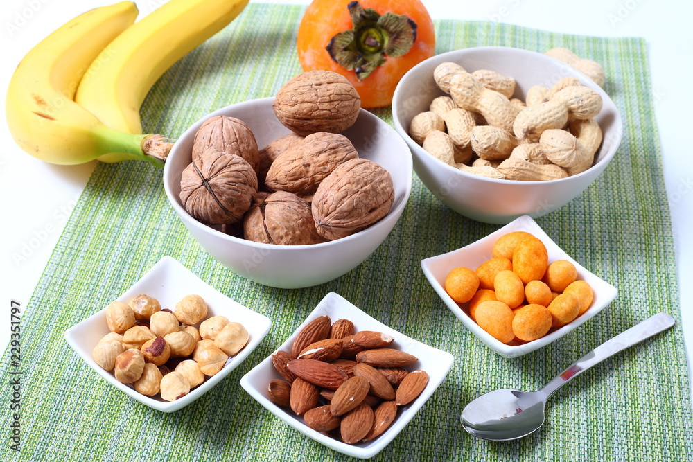 Frutta secca noci, nocciole, arachidi, banane e frullato Frutta secca noci, nocciole, arachidi, banane e frullato