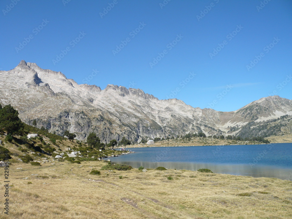 Lac dans la réserve du Néouvielle, Pyrénées