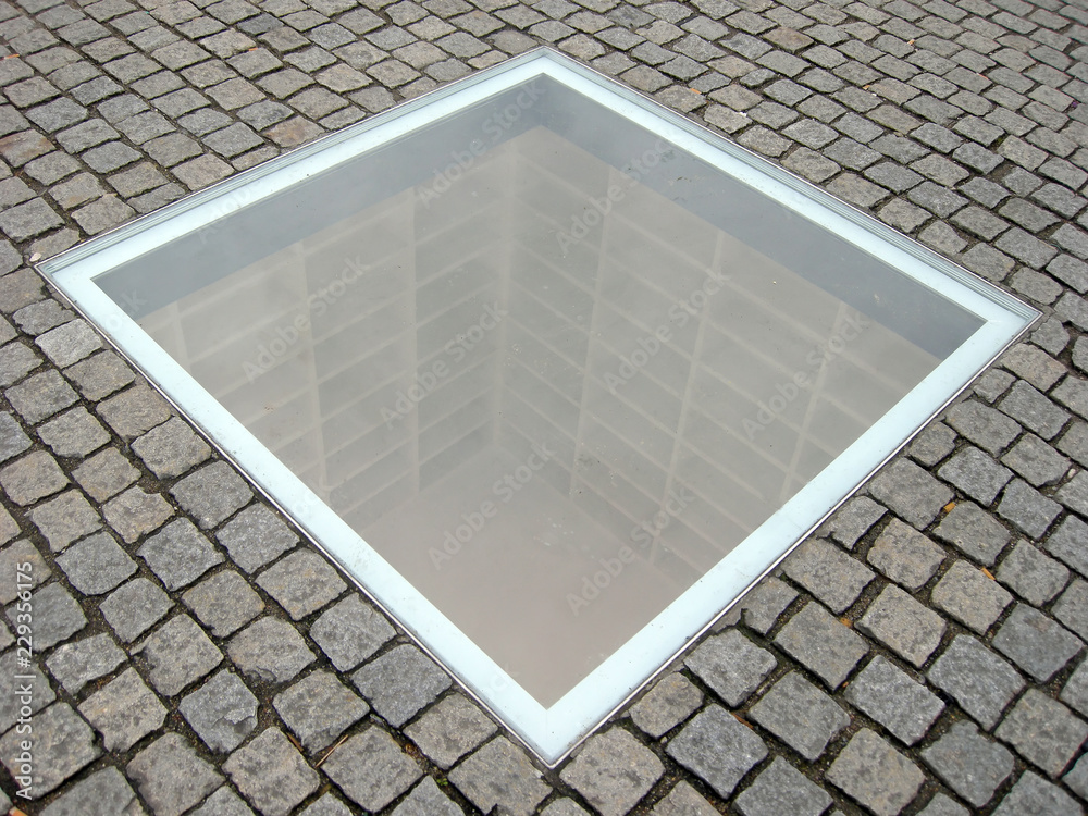 Fototapeta premium Berlin, pomnik przed wypalaniem książek