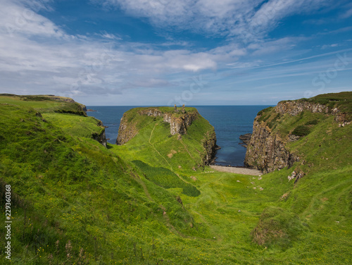 Küstenabschnitt in Nordirland mit grüner Wiese
