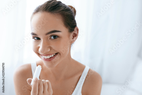 Tableau sur toile Lips Skin Care. Beautiful Woman Applying Lip Balm. Beauty