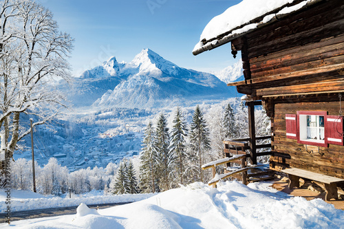 Carta da parati Traditional mountain cabin in the Alps in winter