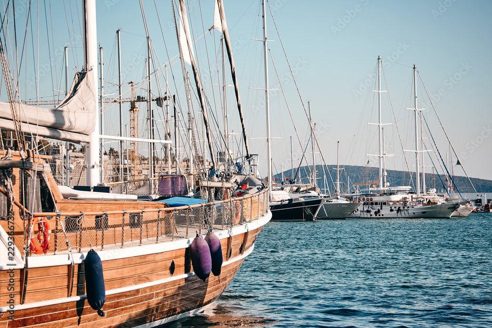 Obraz premium Many wooden ships in the port.