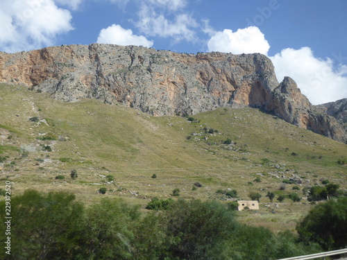 Landschaft um Palermo - Weinbau, Kakteen, Berge.....