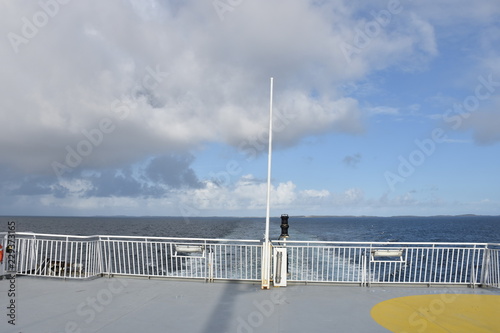 Norwegen, Autofähre, Bodø, Nordland, Lofeoten, Moskenes, Regenbogen, Wolke, Regenwolken, Wasserstraße, Fjord, Landegodefjorden, Rettungsring photo