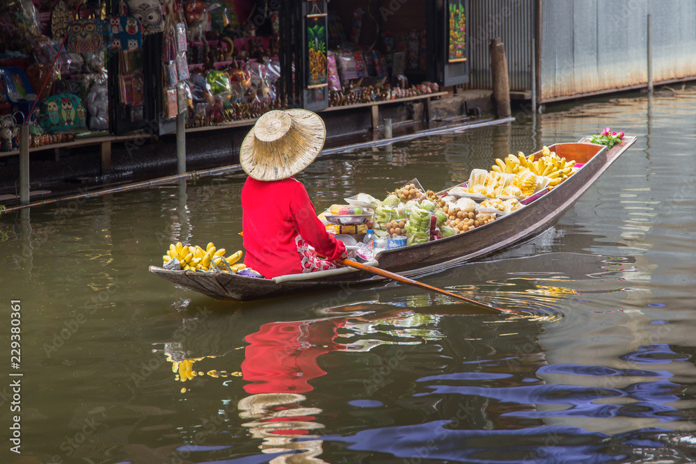 Naklejka premium Damnoen Saduak Floating Market near Bangkok in Thailand