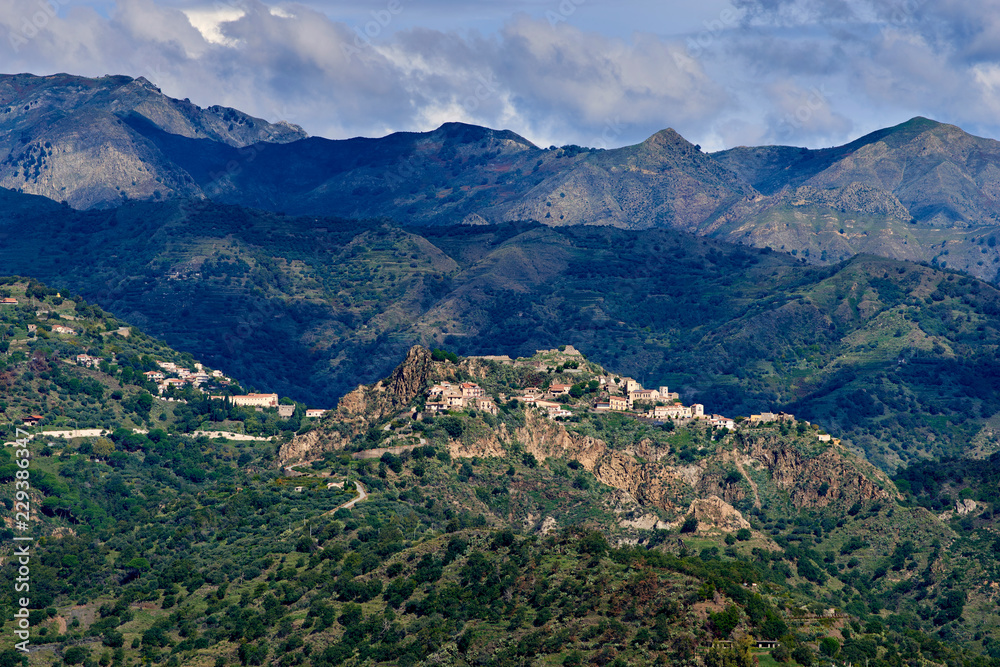 Il borgo di Savoca, arroccato sui Monti Peloritani della Sicilia Orientale