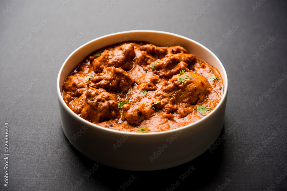 Murgh Makhani / Butter chicken tikka masala served with roti / Paratha and plain rice along with onion salad. selective focus Murgh Makhani / Butter chicken tikka masala served with roti / Paratha and plain rice along with onion salad. selective focus